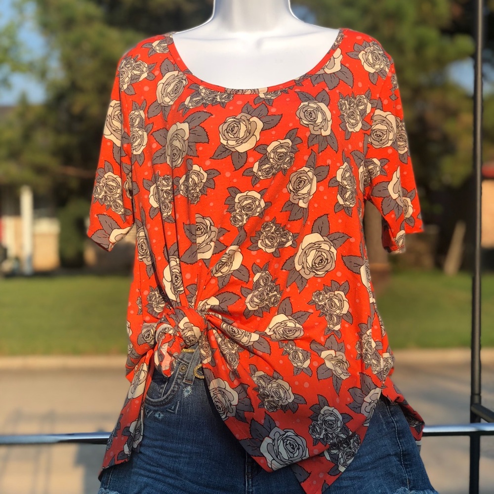Medium Lularoe perfect t!